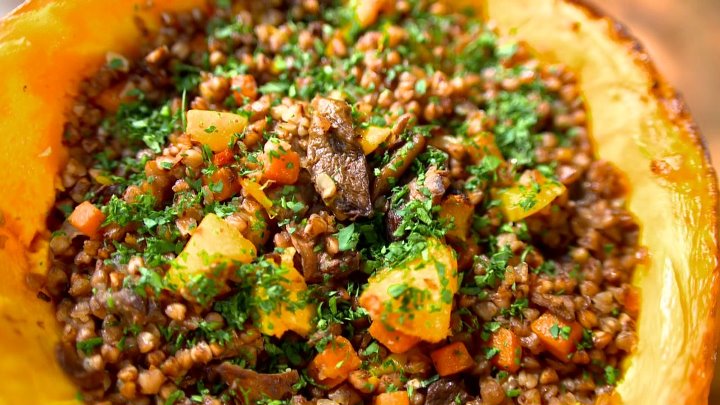 Гречневая каша с грибами и луком в тыкве